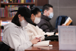 마스크 착용의무 해제에도 한국·일본은 왜 계속 쓸까…외신이 진단해보니