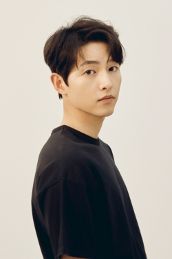 송중기는 탈북자, 이성민은 살인마 태운 택시기사...배우들의 화려한 변신