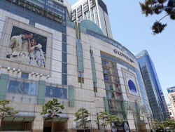 경기침체에도 백화점·마트 선방…롯데쇼핑 작년 영업익 89.9% 껑충