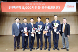 제주항공, ‘5000시간 안전운항’ 기장에 순금2돈 선물