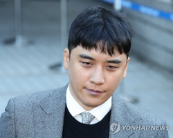 ‘버닝썬 사태’ 승리, 1년 6개월 복역 만기 출소