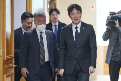 이복현 금감원장 "은행, 독과점적 시장에서 약탈적 영업"