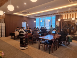 [르포] 자리 안내부터 음식 서빙까지…50평 식당관리, 로봇 4대면 OK