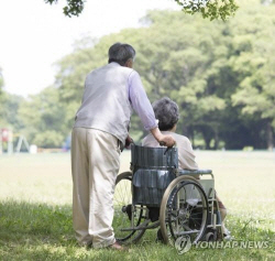 ‘부모는 자식이 모셔야 한다’에 찬성 응답 15년새 53%→21%