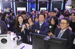 [MWC 2023] ‘첫 방문’ 최태원 SK그룹 회장 ‘AI 조력자’ 나서