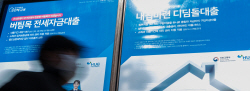 ‘이자장사’ 막대한 수익 올린 글로벌 은행들…세계서 ‘돈잔치’ 비판 커진다