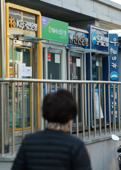 가계대출 14개월째 감소…금리 하락에도 정기예금 증가