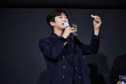 임영웅, ‘아임 히어로 더 파이널’ 극장 깜짝 방문