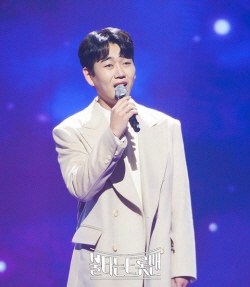 황영웅 팬들, ‘불타는 트롯맨’ 하차 규탄 시위 열어
