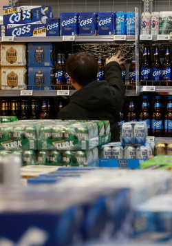 맥주 주세, 물가연동 안한다…4월 인상분은 강행?