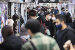 지하철·버스에서도 마스크 착용의무 해제된다…"혼잡시간대는 적극 권고"