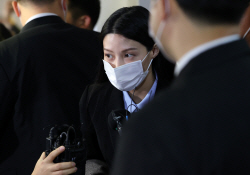 안 불렀는데 법정 선 조민 "엄마가 표창장 받아가래서 그러려니", 입학취소 부당 주장