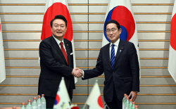 강제징용 너무 빨리 받았나, 일본 "위안부 합의도 이행해달라"