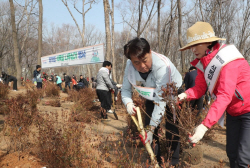 군포시 기후변화시대 희망나무 식재…식목일 기념