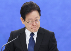 이재명은 성남FC에, 성남FC 직원들은 李에 후원금? 前 임원 기소
