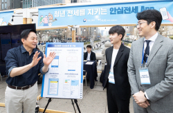 원희룡 장관, 청계천에서 청년들과 ‘안심전세 앱’ 현장홍보