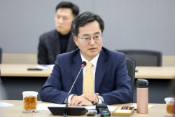 김동연 "반도체 지원 전담조직, 기업 고충 효율적으로 풀어주는 그릇 돼야" 강조