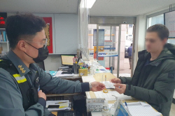 BPA, 외국인선원 외출 후 감천항 복귀 돕는 ‘택시카드’ 배포