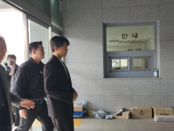 배우 유아인, 마약류 투약 혐의로 경찰 출석