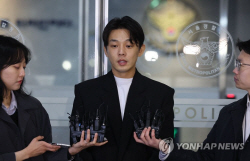 유아인 "불미스러운 일로 실망드려 깊이 반성, 죄송하다"