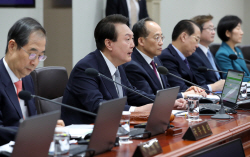 尹 대통령 "인기영합적 현금살포·사용처 불투명한 보조금 틀어막겠다"