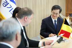 김동연, 유럽 히든 챔피언인 헤레우스일렉트로나이트 대표 만나 투자상담