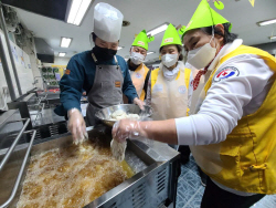 BBQ, 적십자사 자원봉사자와 