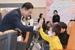 임종식 경북교육감, 경주한국어교육센터의 첫 입학식 참석 학생들 격려
