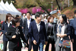 김동연, ‘경기도청 봄꽃축제’ 현장 찾아 도민과 ‘소통’