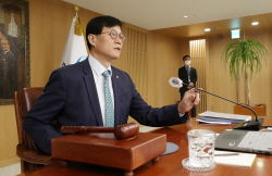 ‘금리 연속 동결’ 예상되는 한은 4월 금통위…최종금리 전망은 ‘제각각’