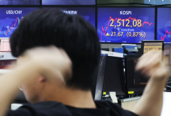 "옆자리 김 대리도?" 주식하는 직장인 77% 업무 시간에, 주가 익절은 불과 15%