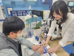 신한은행, 시각장애인 위한 ‘마음맞춤 응대 키트’ 배치