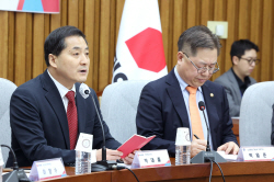 與 "한전, 도덕적 해이 늪 빠져…‘요금 안올리면 같이 죽는다’ 국민 겁박"