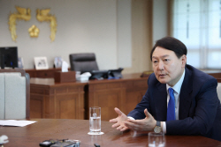 尹 발언 겨냥한 中 친강…"대만 문제 불장난하면 타죽어"