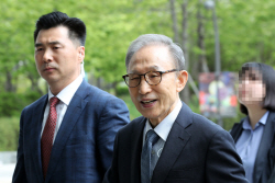 前장관이 주연 맡은 연극 본 MB, 12년 만에 방미한 윤에 "큰 기대"