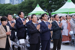 [포토]하윤수 부산시교육감, 부산연등문화제 개막점등식 축하