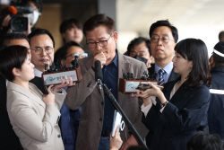 송영길, 검찰 자진출두 강행…"주변사람 말고 나를 구속하라"