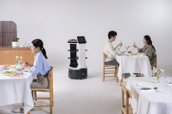 KT, 차세대 AI 서비스로봇 2종 출시…마케팅·안전주행 활용 개선