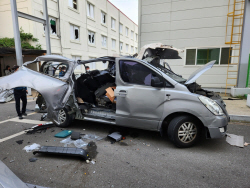 3층 창문까지 박살 낸 승합차 폭발, 5명 부상