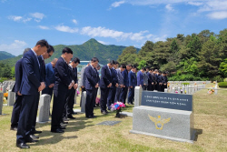 [포토] ‘제34주기 5·3 동의대 사건 순국경찰관’ 참배