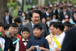 尹 "어린이는 나라의 주인공·미래…씩씩하게 자라길"