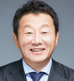 대부업 접고 종합금융그룹 도약...최윤 OK금융그룹 회장이 그리는 미래