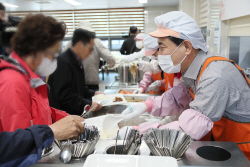 [포토] 김진태 강원도지사. "맛있게 드십시요"…어버이날 배식 봉사