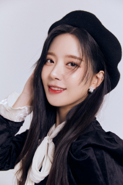 ‘트로트계 아이돌’ 송민경, BBS ‘아무튼, 트로트’ DJ 발탁