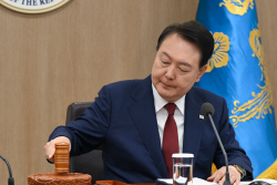 취임 1년 윤 대통령, 文정부 정책·개혁 실패 싸잡아 비판