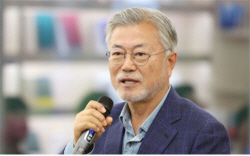다큐 찍고 책방 연 文, 이재명 보고 광주로...尹과 2라운드?