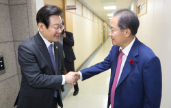 尹정부 출범 1년 TK 찾은 이재명…보수 텃밭 흔들고 친문 달래고?