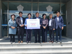 안양시의회 산불 피해복구 성금 강릉시의회에 전달