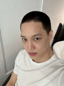엑소 카이, 오늘(11일) 군 입대...짧은머리 공개