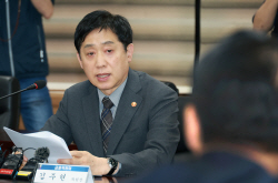 김주현 금융위원장 "대환대출 인프라 수수료 부담 소비자 전가 안돼"